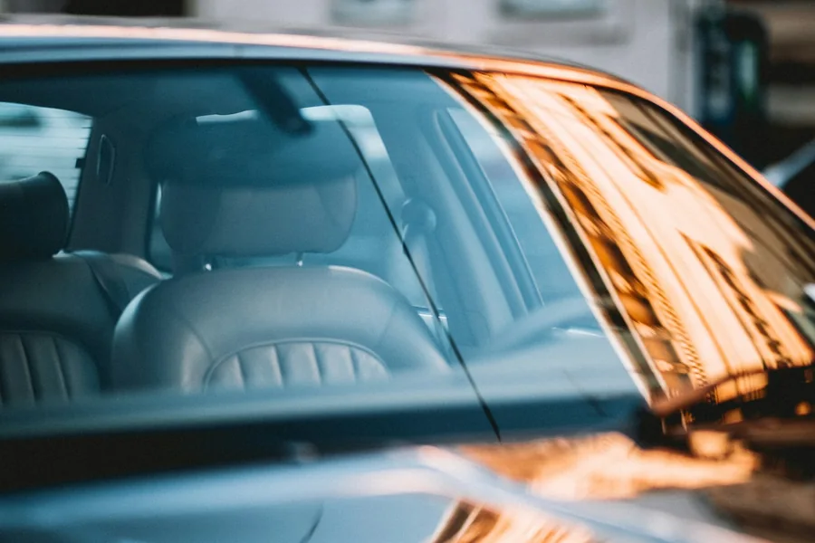 Vue rapprochée d’un pare-brise automobile