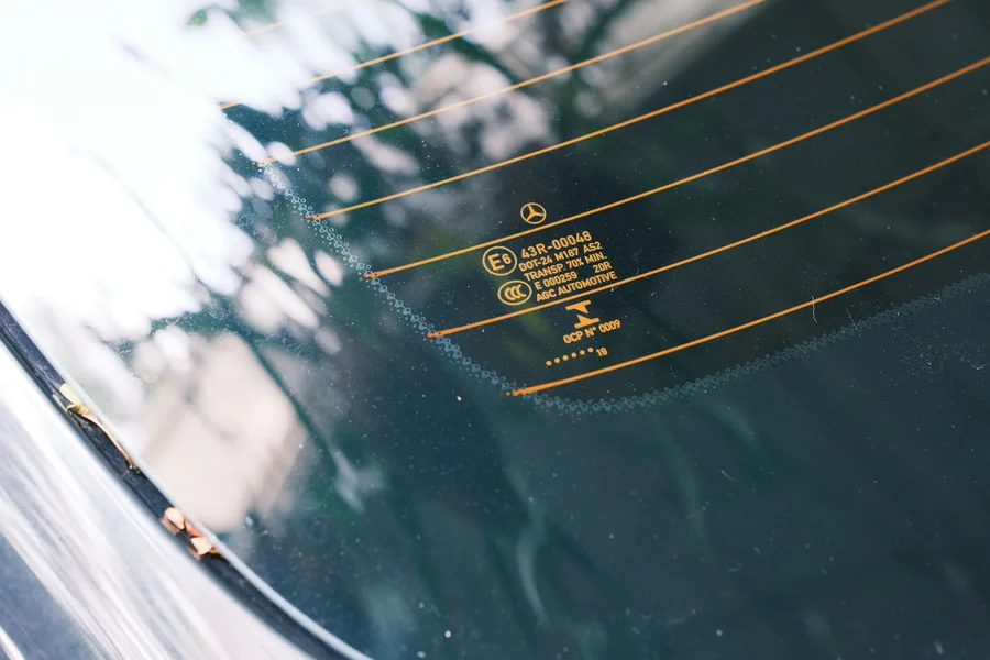 Lunette arrière d’une voiture avec ses lignes de dégivrage