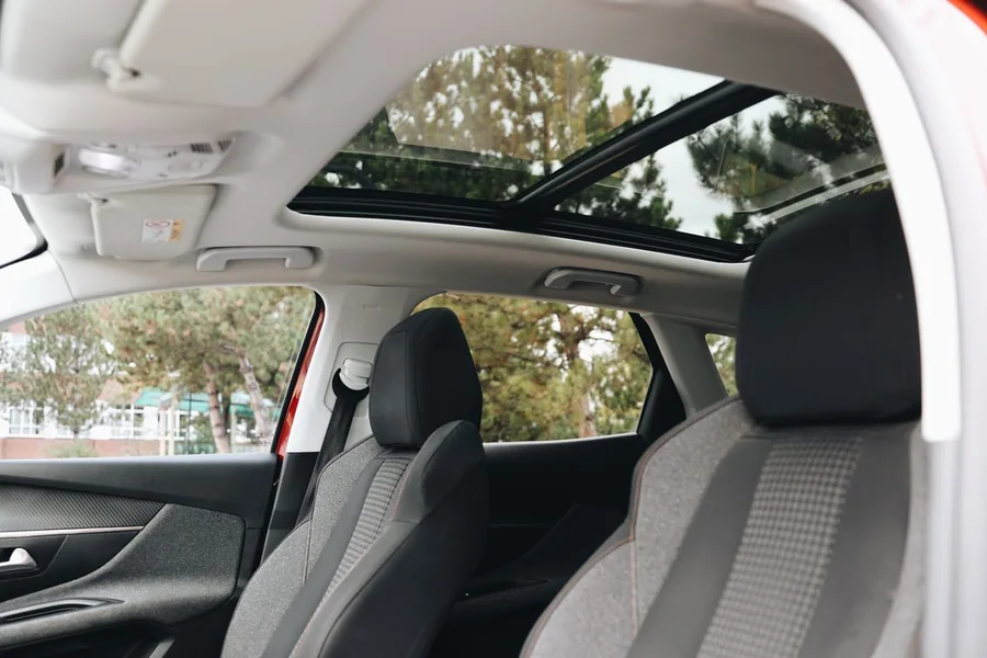 Toit panoramique vitré d’une voiture